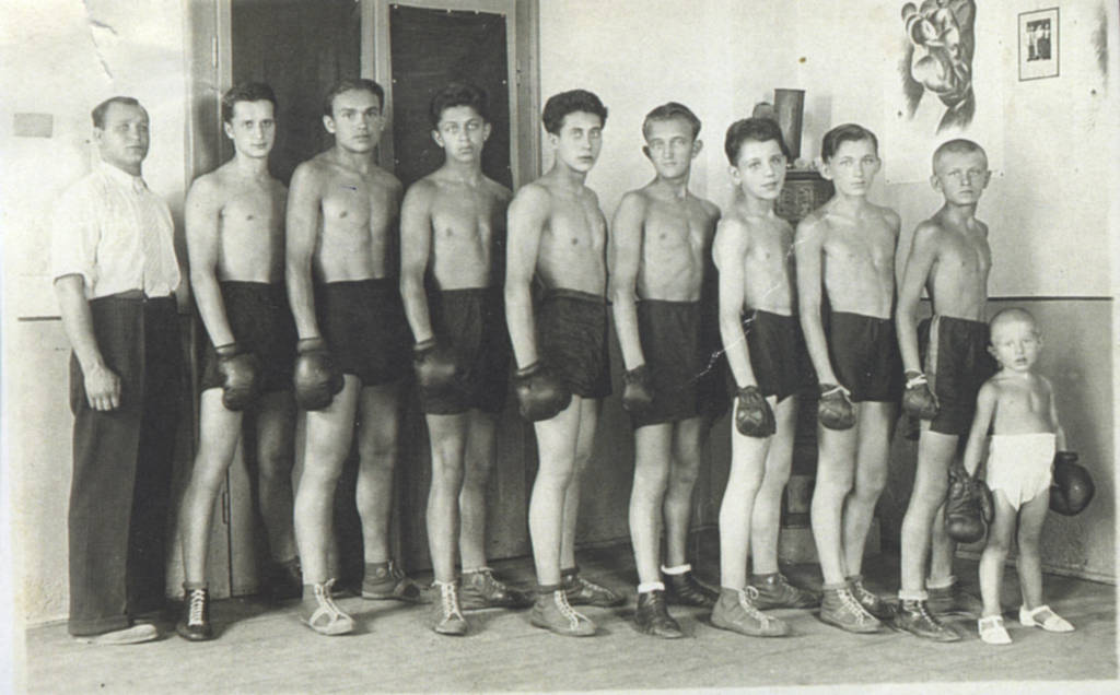 Karlo Kulijat i glinski boksači 1938. Karlo Kulijat i glinski boksaci 1938.jpg
