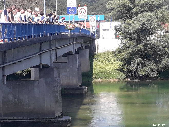 unski most polaganje vijenaca