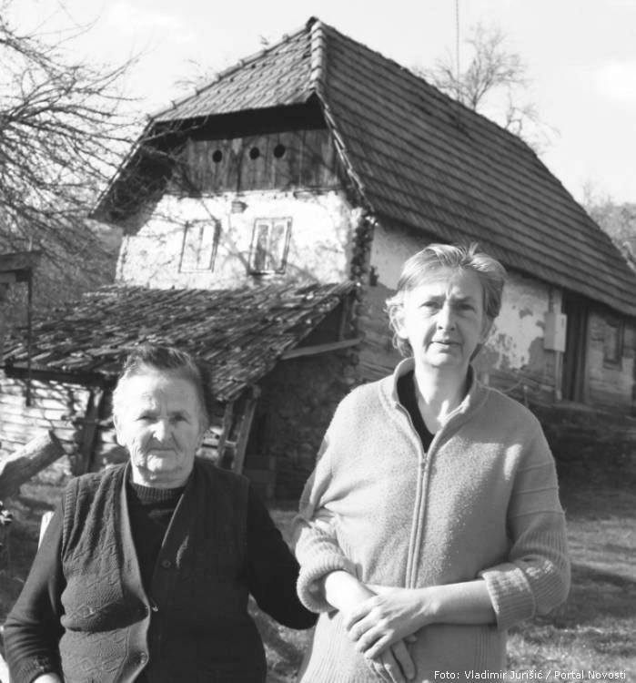 Dragana i Nada Boromisa ispred kuće u Kosni dragana i nada boromisa
