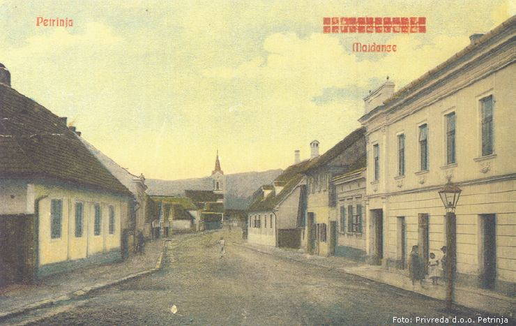 Petrinjska ulica Majdanci, danas ul. Stjepana Radića, prije uvođenja rasvjete i vodovoda, oko 1910. | Foto: [url=http://privreda-petrinja.hr/vodovod-pocetkom-20-st/]Privreda Petrinja d.o.o.[/url]