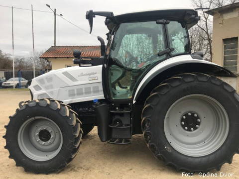 traktor komunalac dvor