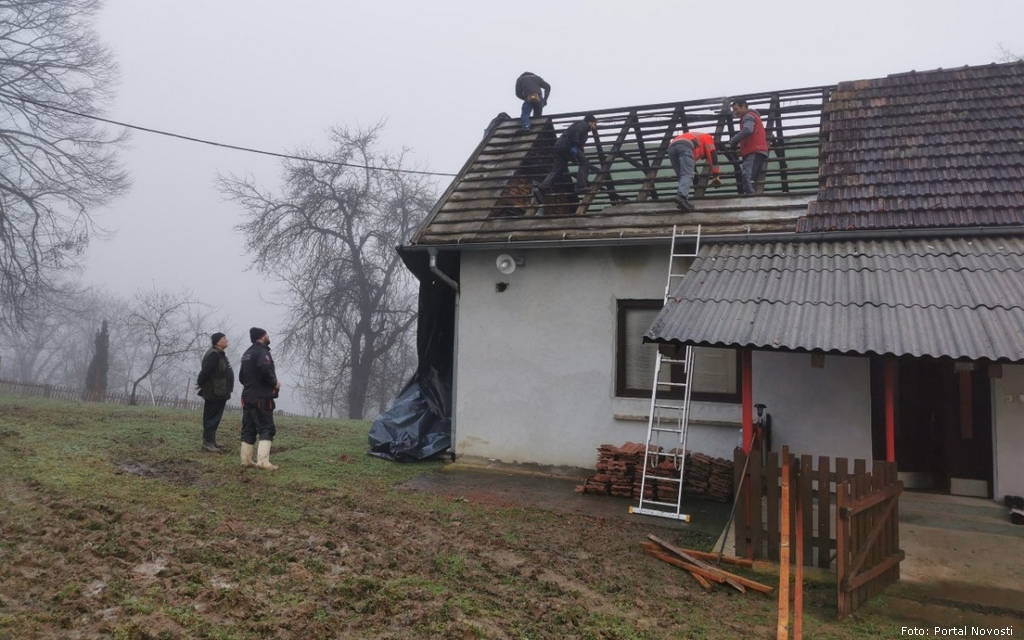 ekipa iz Jagodnjaka popravlja krov