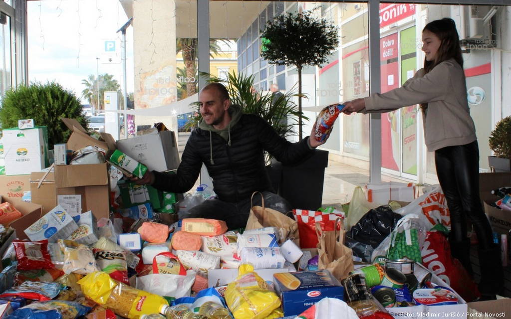 Gomila namirnica prikupljena u zadarskom kafiću | Foto Vladimir Jurišić / Portal Novosti zadar donacije
