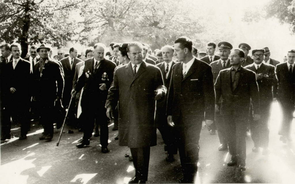 Predsjednik Tito u pratnji Franje Čumpeka u glavnoj glinskoj ulici