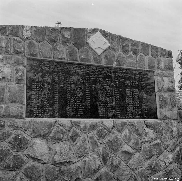 Spomen-ploča na spomen-vrelu u Donjem Selištu 1961.