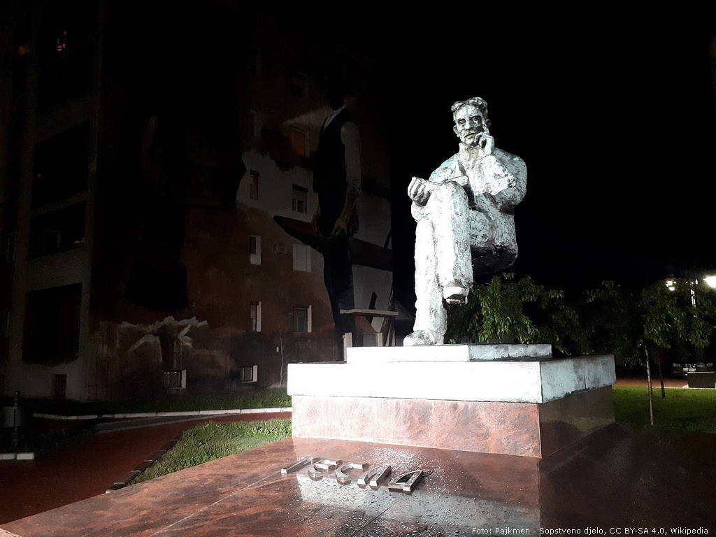 bronzana skulptura nikole tesle u apatinu