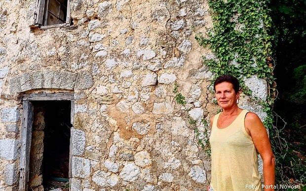 Mira Grubor pokraj svoje kuće
