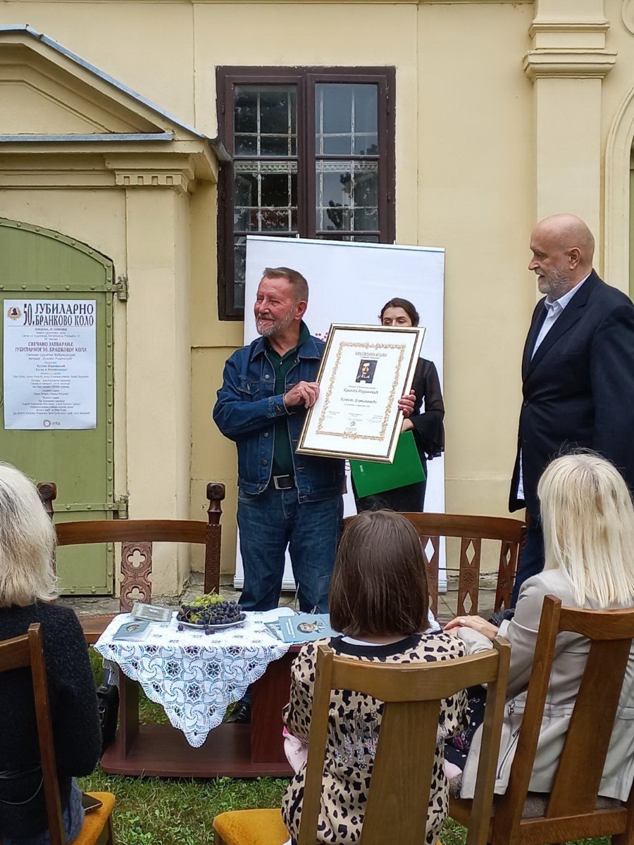 Husein Dervisevic sa diplomom nagrade Branko Radicevic copy 900x1200