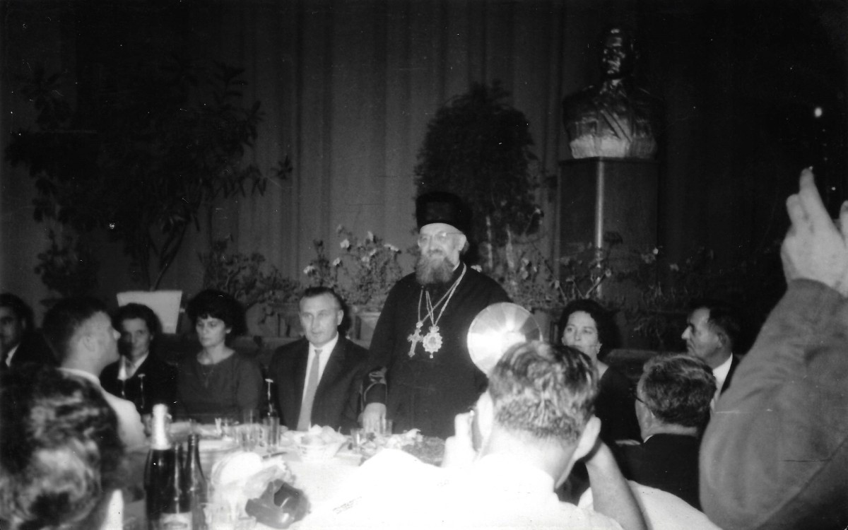 Episkop Simeon pozdravlja goste na ručku nakon posvećenja hrama
