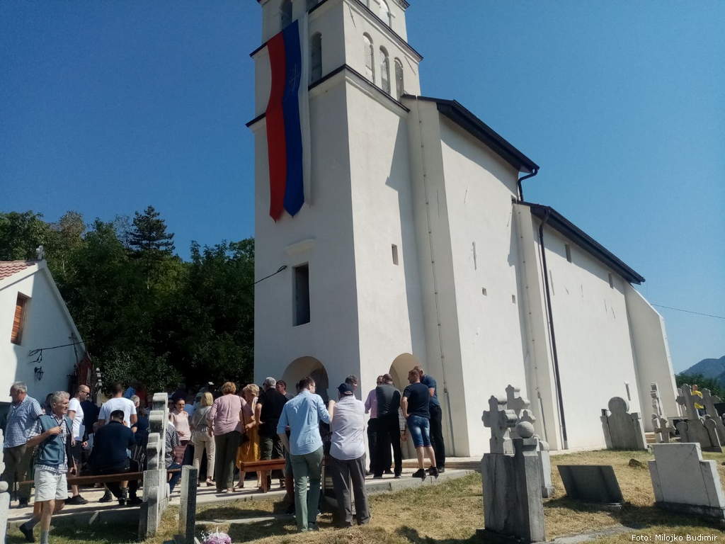 Okupljeni Golubićani ispred hrama Svetog arhiđakona Stefana