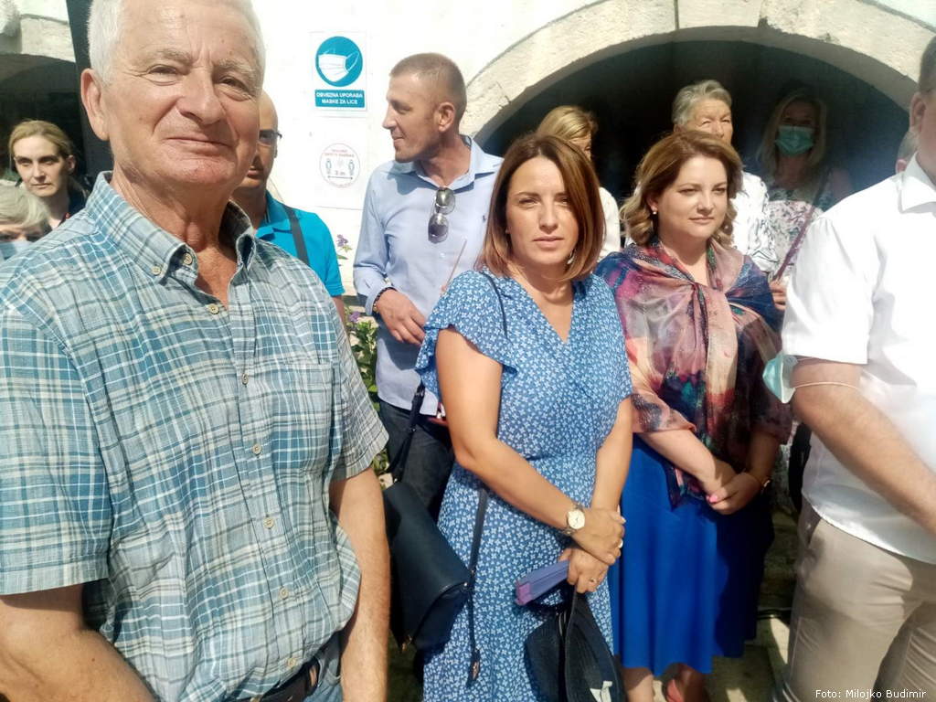 Okupljeni narod u porti: u prvom planu Tatjana Vukobratović i Anja Šimpraga