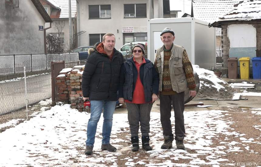 Mara (u sredini) i Dušan Vilus (desno) sa Ljubinkom Spasojevićem, novinarom ELTA HD TV (lijevo)
