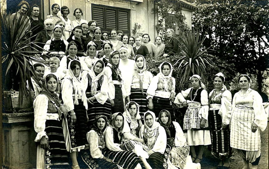 Članice društva Kneginja Ljubica iz Uroševca u domu Nake Spasić u Beogradu 1930.