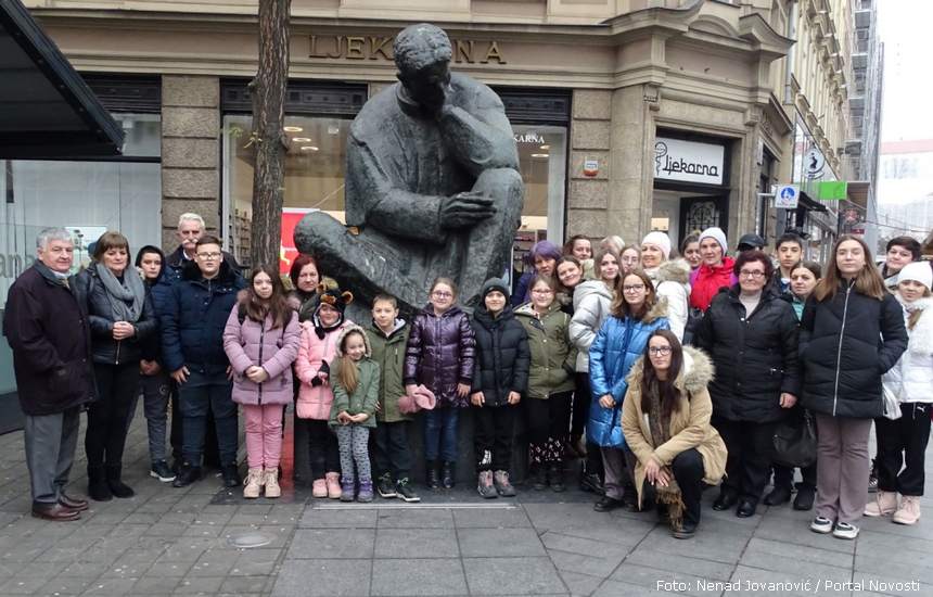 Mladi iz Kostajnice pred spomenikom Nikoli Tesli u Zagrebu