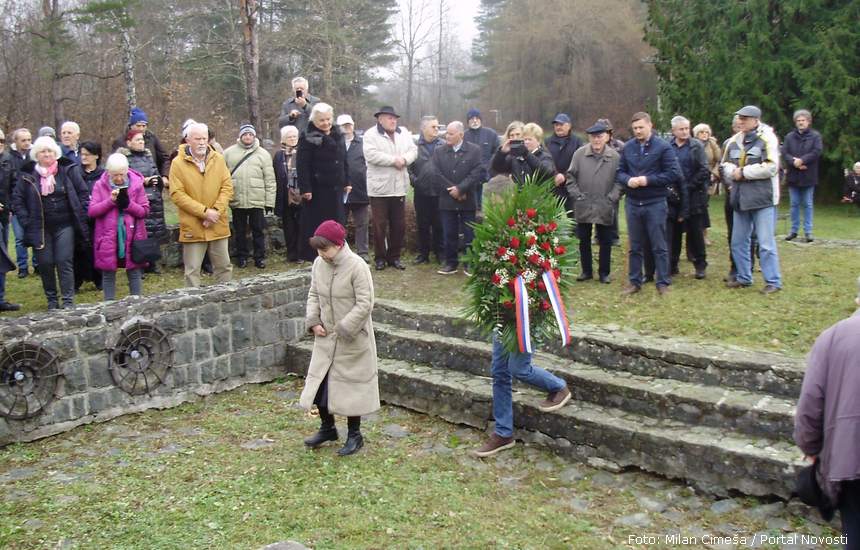 Aneta Vladimirov polaže vijenac u ime SNV-a