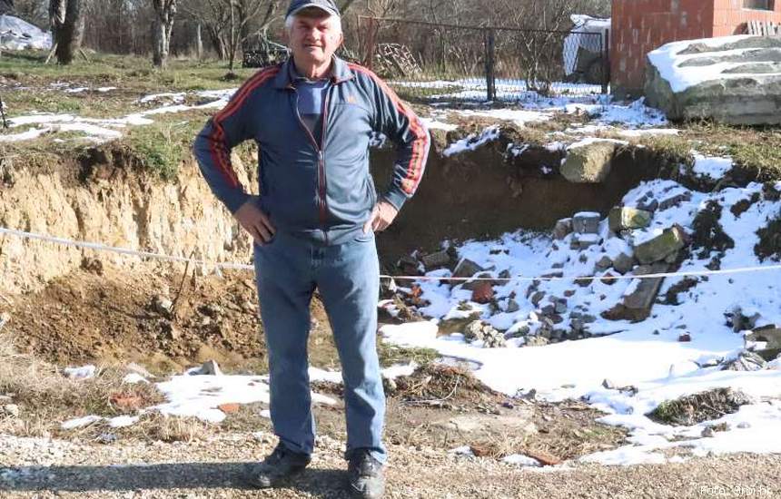 Stevo Bjelajac pored rupe na mestu gde im je nekad bio dom