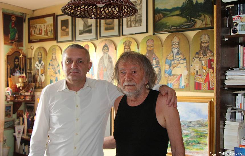 Ispred nedovršenik ikona Nemanjića rađenih za skupštinu Republike Srpske Krajine: Mićo Jelić Grnović sa dragim gostom, prijateljem i narodnim poslanikom Miodragom Lintom (Foto: Trifko Ćorović)