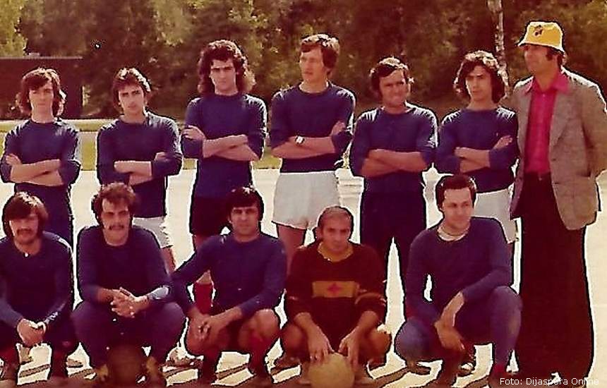 Plavi tim, osnovan 1972. godine. Čovjek sa loptom je Branislav Tešanović