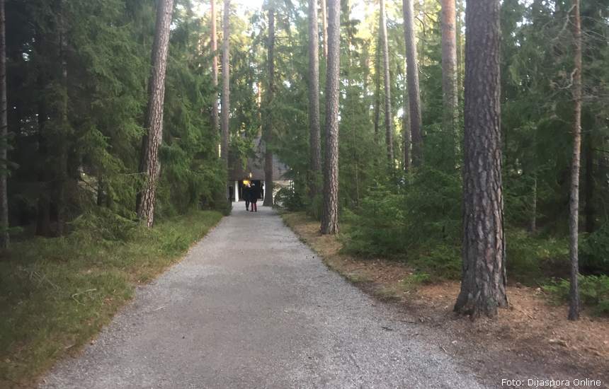 Put do jedne od kapela na gradskom groblju u Stokholmu