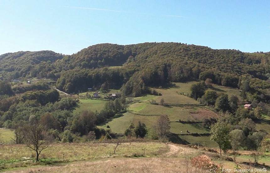 Panoramski snimak sela Pobudje. Desno su Čovrci, u sredini Plane a lijevo Ramići. Iznad rijetkih kuća koje su se ušuškale u zelenilu nalazi se dio koji se zove Ornice ili Lipa