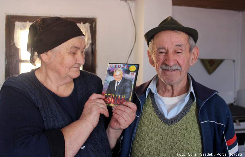 Desanka i Simo Medaković pokazuju disk sa snimkama svojeg sina Stojana Medakovića Stoleta
