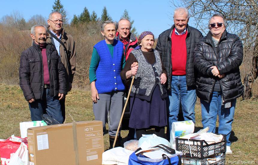 Dragana i Nada u društvu donatora | Foto: Vladimir Jurišić / Portal Novosti