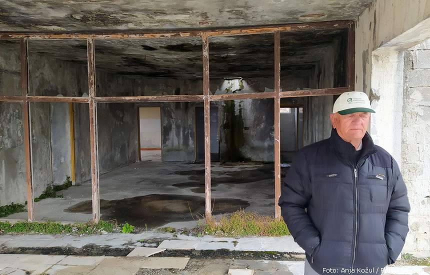 Nikola Ivanišević ispred bivšeg mjesnog doma