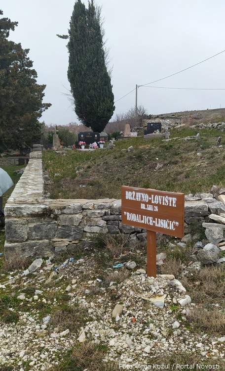 Groblje u Kožlovcu, a ploča od lovišta