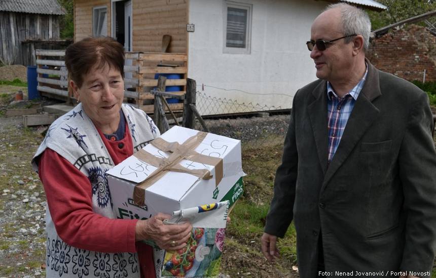 Tibor Barabaš dijeli pomoć u Glini | Foto: Nenad Jovanović / Portal Novosti