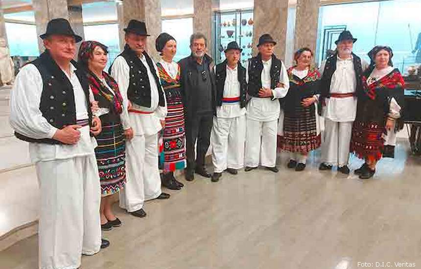 Obeležavanje 30. godišnjice muzeja žrtava genocida, Savo Štrbac predsednik Veritasa sa folklornom grupom iz zapadne Slavonije, Narodni muzej, 21. april 2022. | Foto: DIC Veritas