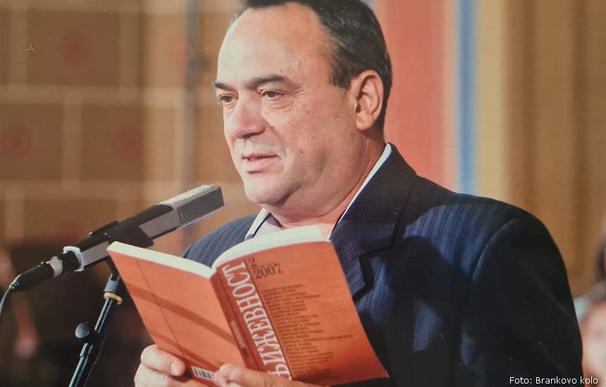 Na fotografiji iz Arhiva Brankovoga kola:&nbsp; Bratislav Milanović na Svečanom otvaranju 43. Brankovog kola,&nbsp; u Karlovačkaoj gimnaziji, 5. septembra 2014.