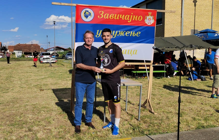Pehar za Staru gardu - Šareni most uručio je predsjednik ZU Banijaca Miroslav Kovjanić