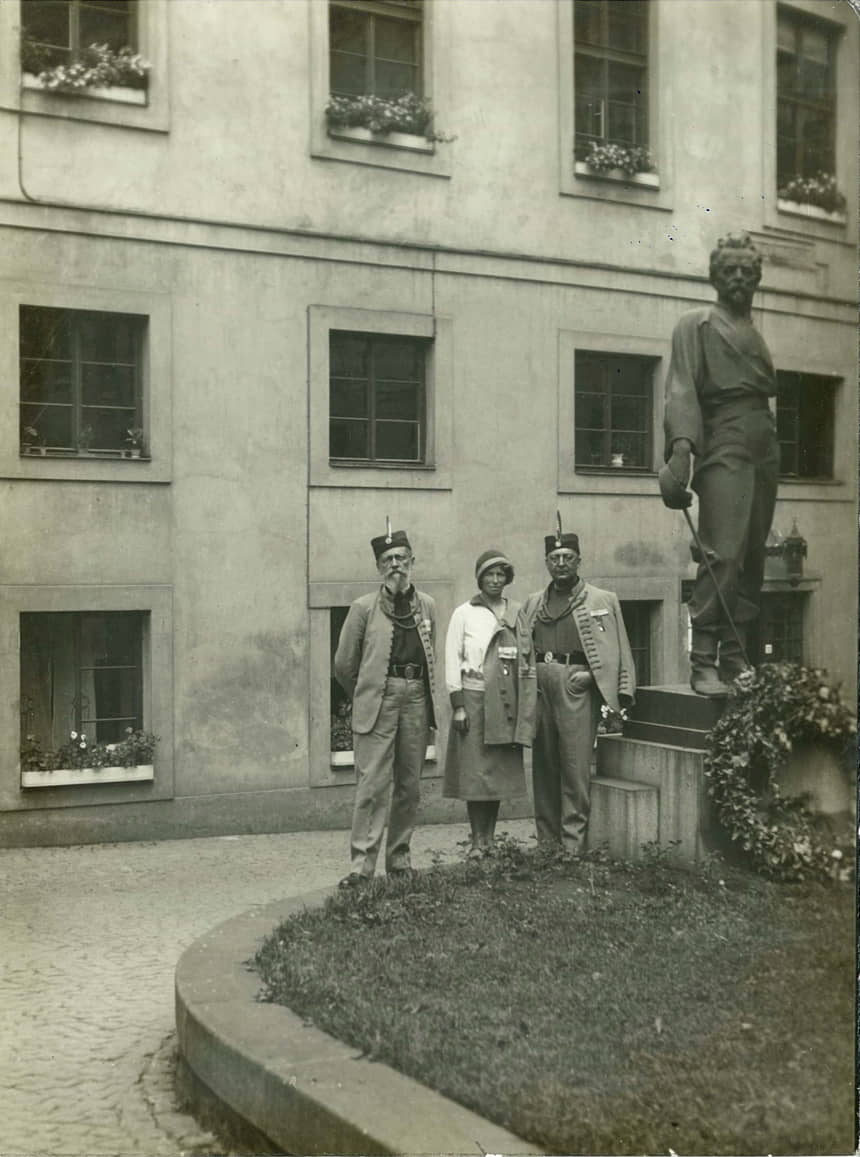 Slet u Pragu 1932 pored spomenika Tirsu
