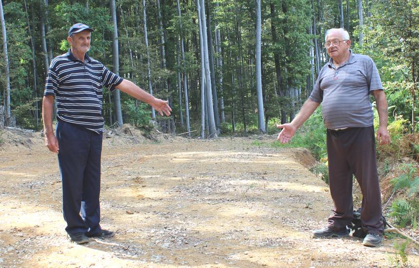 Branko Gvozdenović i Dušan Crnković pokazuju gdje je bilo groblje prije intervencije bagera