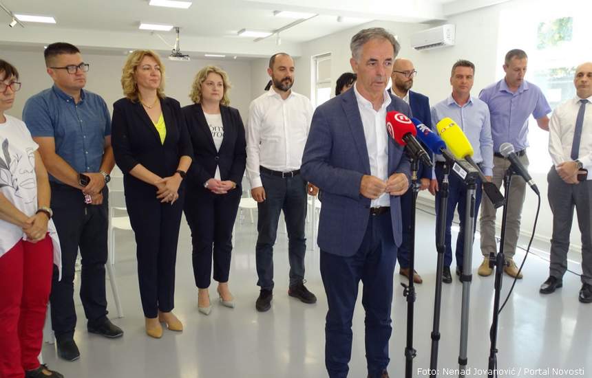 Čelni ljudi SDSS-a predvođeni Miloradom Pupovcem | Foto: Nenad Jovanović