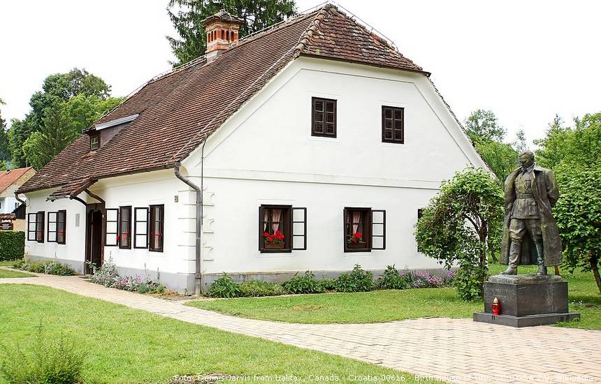 Spomenik Titu pred „rodnom“ kućom u Kumrovcu | Foto: [url=https://commons.wikimedia.org/w/index.php?curid=66933254]Dennis Jarvis from Halifax, Canada - Croatia-00616 - Birth House of Tito[/url], CC BY-SA 2.0, 