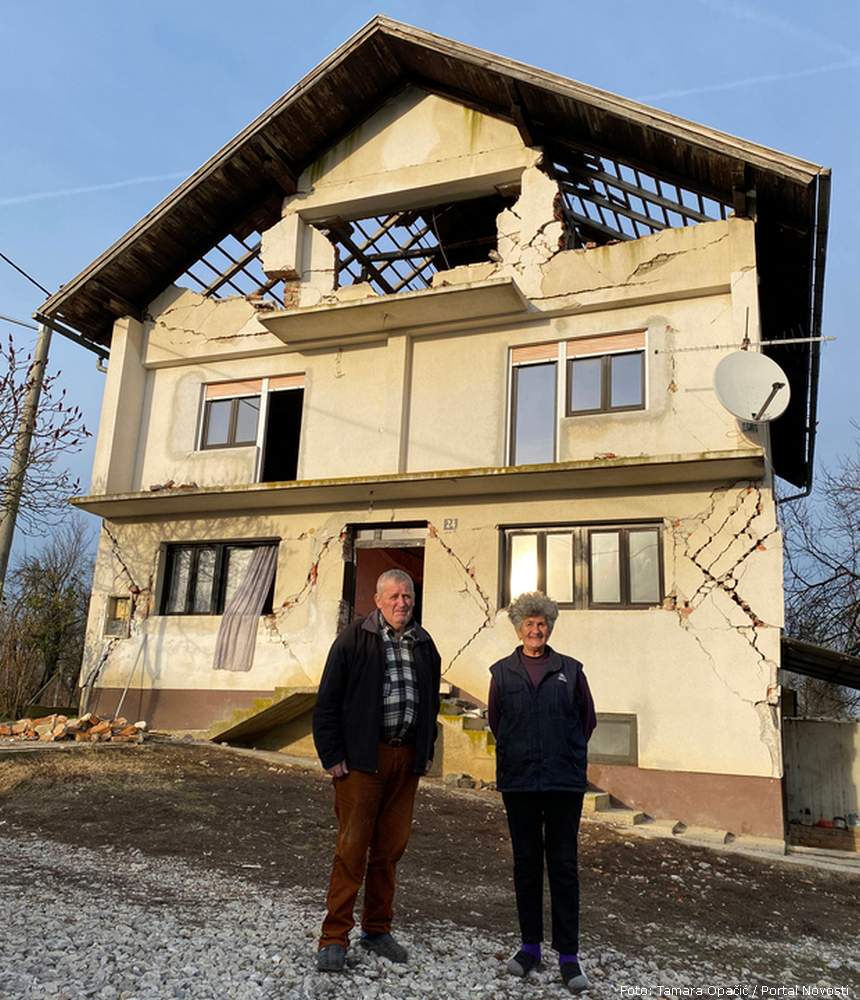 Milan i Bosiljka Vranjanin ispred uništene dvokatnice, decembar 2021. (Foto: Tamara Opačić)