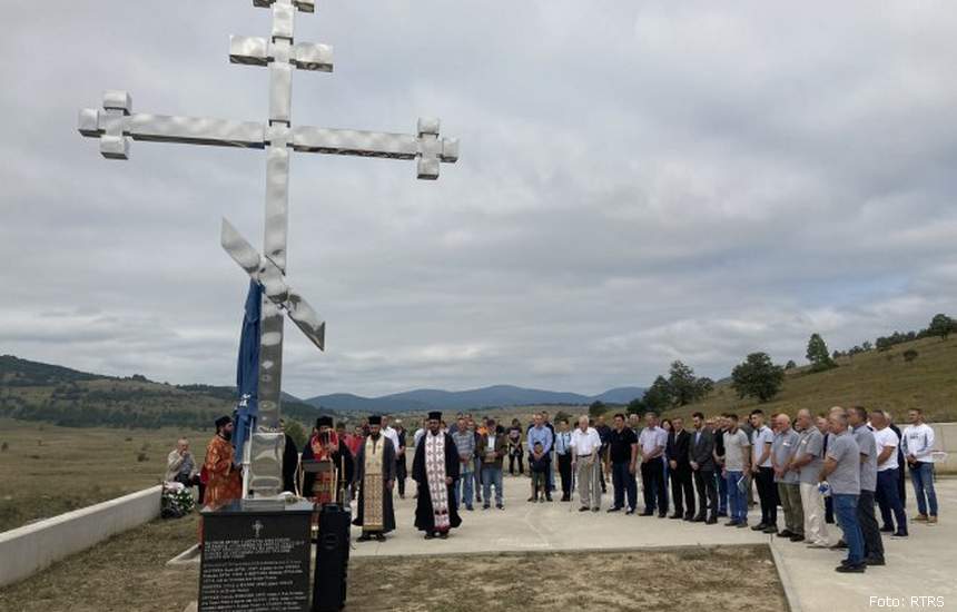 Parastos poginulim Srbima na Petrovačkoj cesti | Foto: RTRS