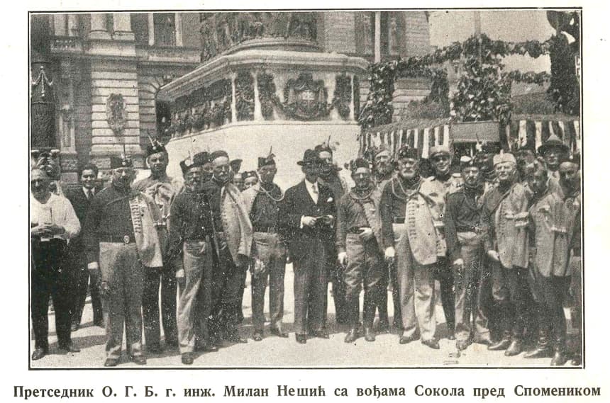 Sokoli pred spomenikom Knezu Mihajlu za vreme sleta