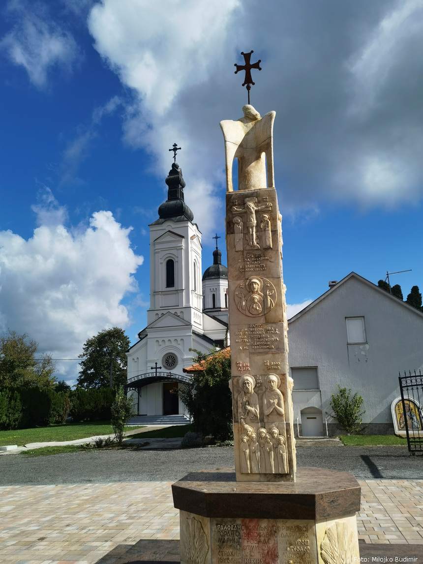 Krst ispred manastira, poklon&nbsp;Rusije