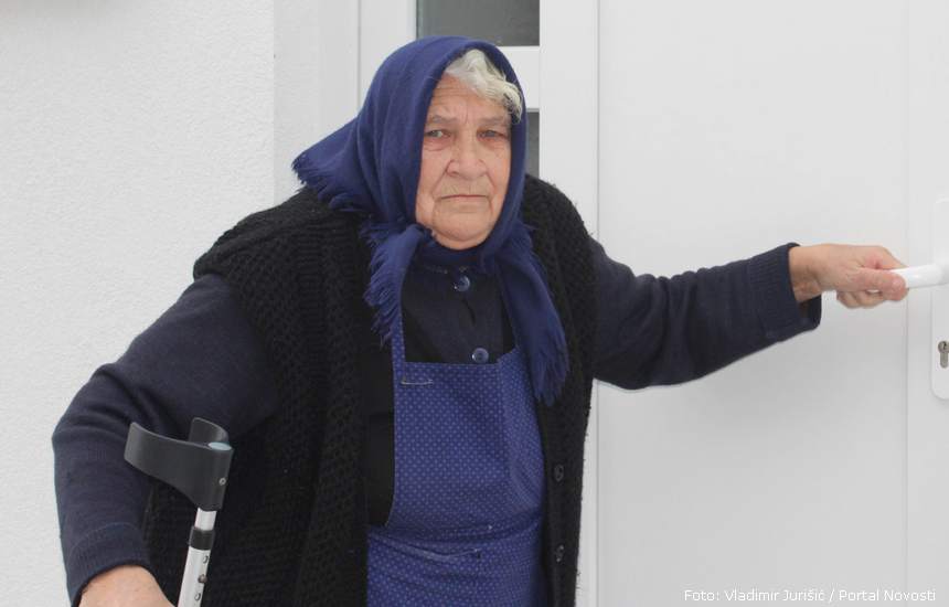 Teško bolesna Draginja Lazić ispred "obnovljene" kuće | Foto: Vladimir Jurišić