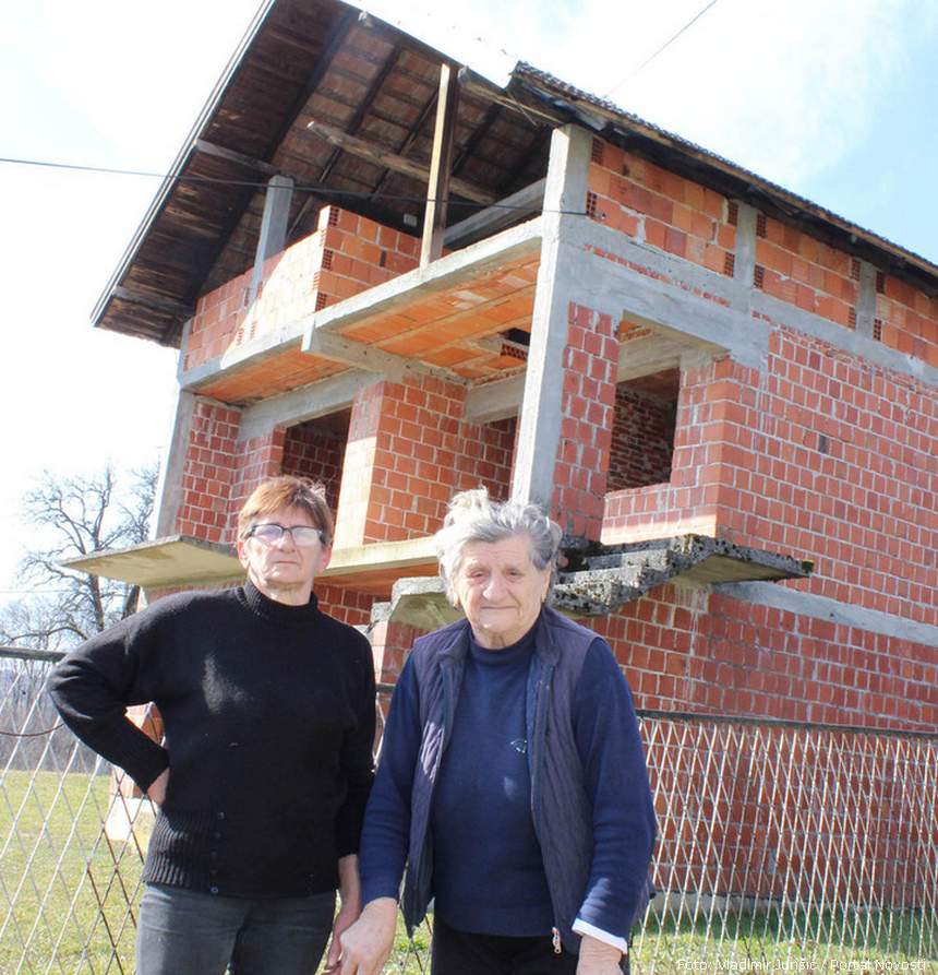Mileva Vučinić i Milka Lukač pokraj kuće čiju gradnju je zaustavio rat | Foto: Vladimir Jurišić