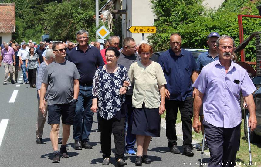 Šetnja okupljenih do spomenika | Foto: Vladimir Jurišić