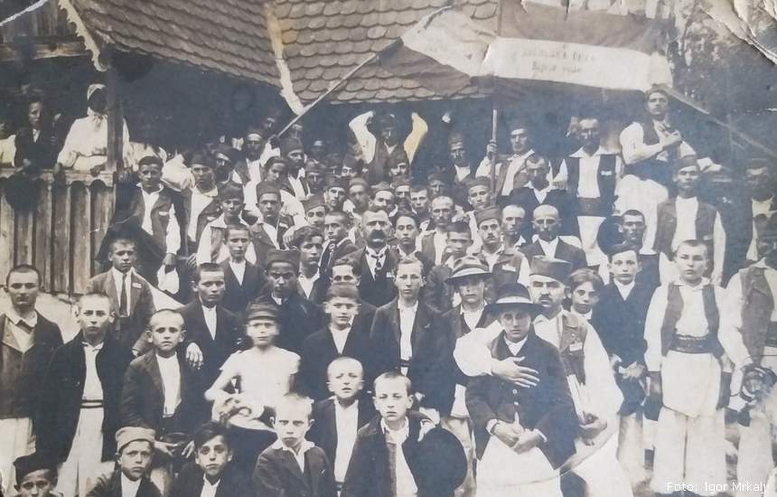 Sokolska četa Bijele Vode 1930-ih: u sredini Adam Metikoš i desno dr. Milan Metikoš