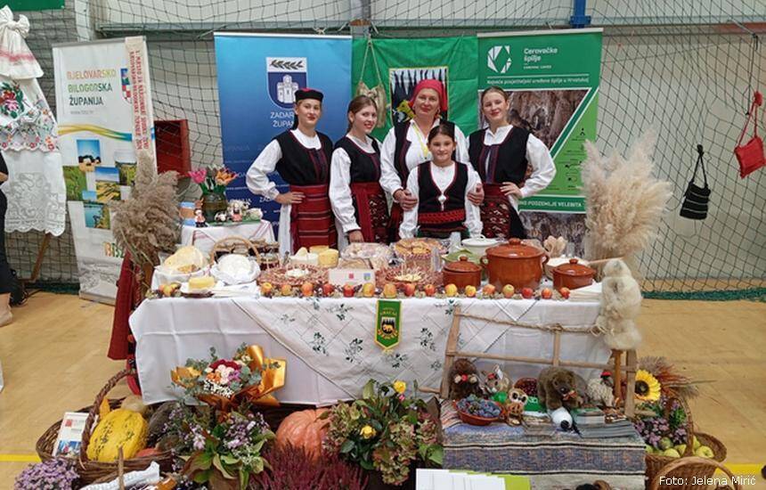Milena i ćerke na izboru najuzornije seoske žene (Foto: Privatna arhiva)