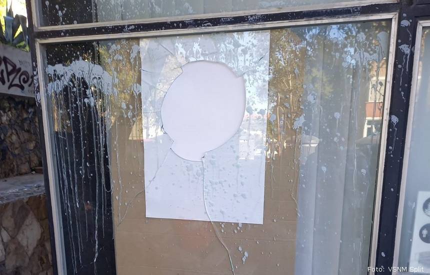 Razbijeno staklo na prostorijama splitskog VSNM-a | Foto: VSNM Split