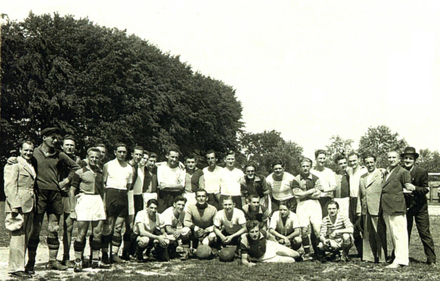Pred utakmicu GŠK-a i HAŠK-a u Glini 25. lipnja 1939. – lijevo golman Ladislav Žmara, u sredini Bogdan Tišmanović