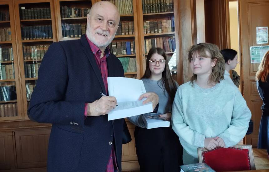 IMG 7f88aa4deef3728623b38e262ca7eba1 V