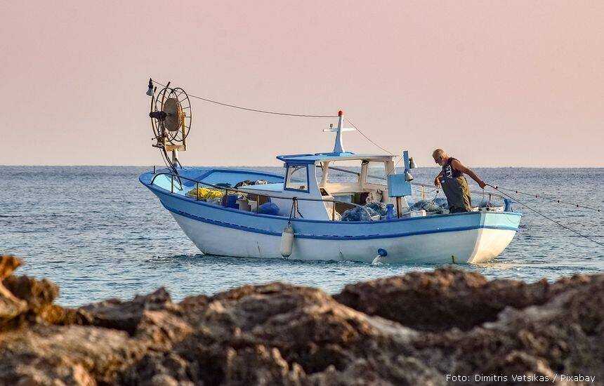fishing boat 5736839 1280