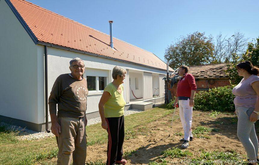 Samo nam osigurajte to grijanje ili napravite dimnjak za svaku prostoriju – Dragići ispred neuseljene kuće | Foto: Sandro Lendler